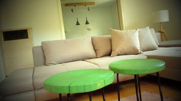 Smart-TV, Kamin, Bücher