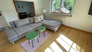 Smart-TV, Kamin, Bücher