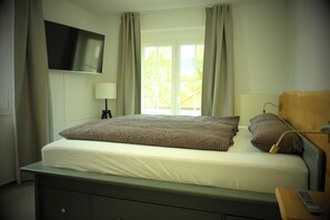 2 bedrooms, iron/ironing board, travel crib, free WiFi - Raft home | meadow view | child and pet friendly! (Baiersbronn)