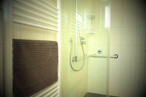 Shower, eco-friendly toiletries, hair dryer, towels - Raft home | meadow view | child and pet friendly! (Baiersbronn)