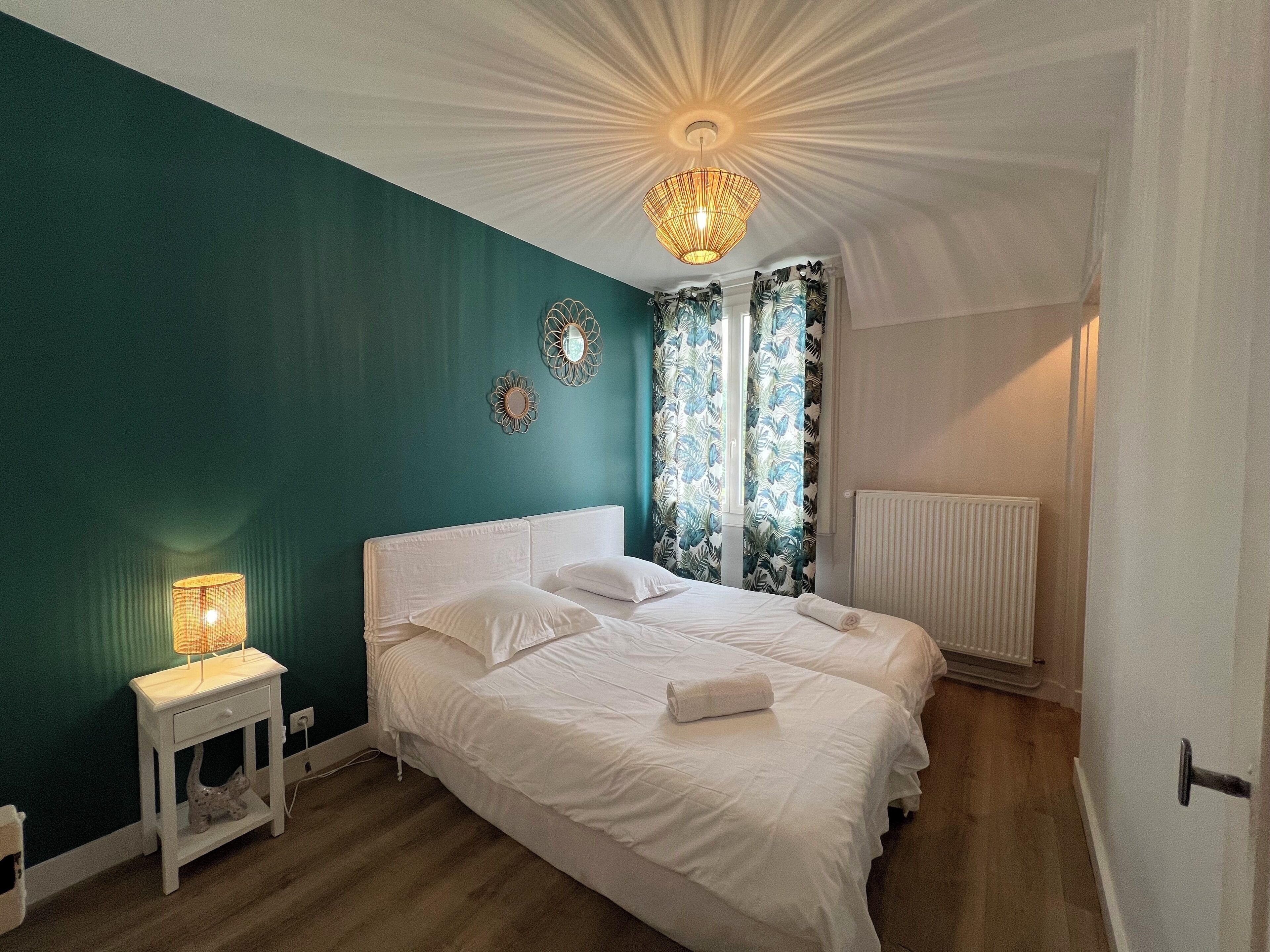 3 bedrooms, iron/ironing board, WiFi, bed sheets