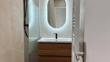 Serviettes fournies, savon, shampoing, papier toilette