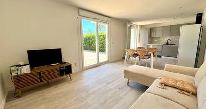Grand logement avec jardin à 10 secondes de la mer un havre de paix balnéaire!
