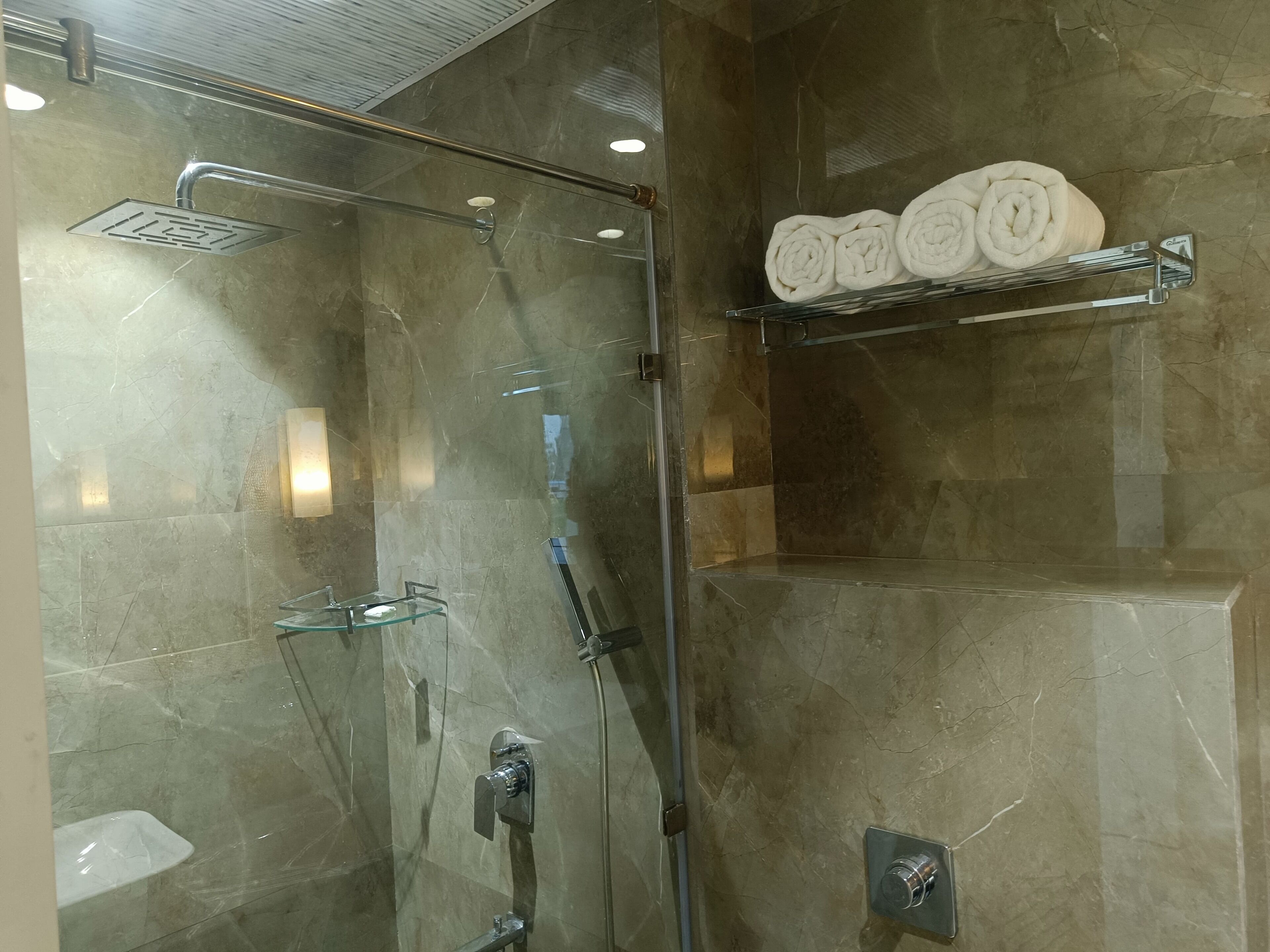 Ducha, cabezal de ducha tipo lluvia, artículos de tocador gratuitos