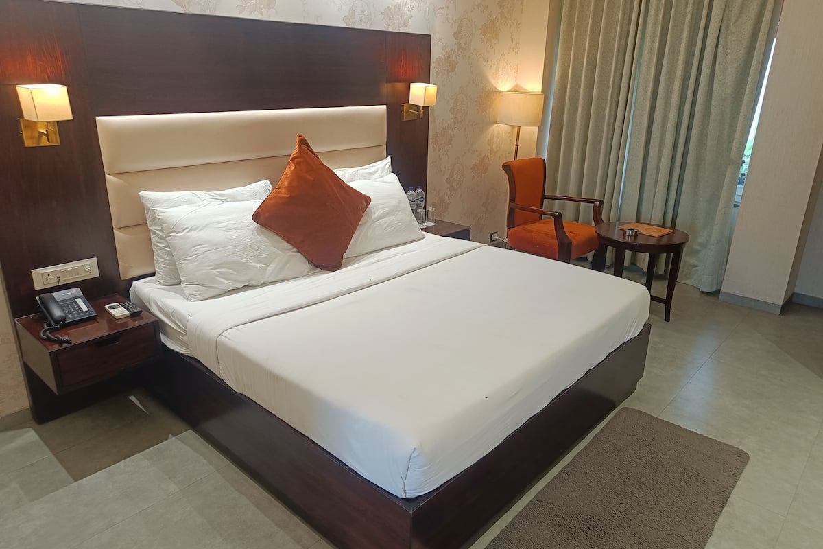 1 bedroom, pillow-top beds, individually decorated