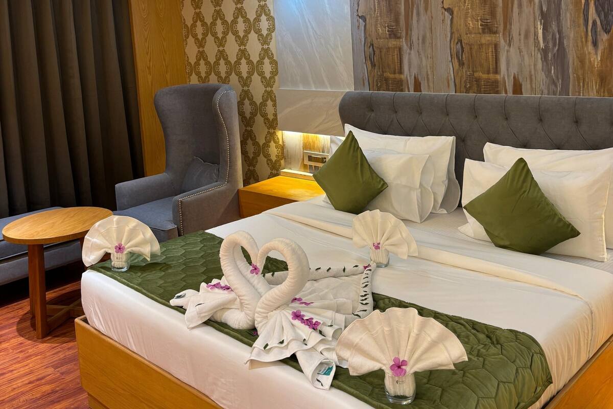 Executive Room | 1 bedroom, pillow-top beds, individually decorated
