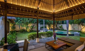 Deluxe Villa, Garden View | Living area