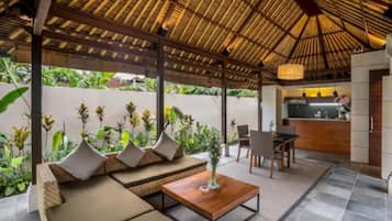 Deluxe Villa, Garden View | Living area