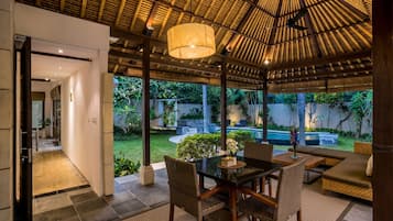 Deluxe Villa, Garden View | Living area