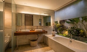 Villa Deluxe - utsikt mot trädgården | Badrum | Tofflor