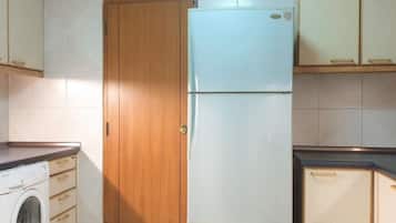 Fridge, microwave, stovetop, cookware/dishes/utensils