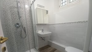 A bathroom with a glass shower enclosure, a sink, a toilet, and a bathtub. - Cavour 46 Second in Firenze (Florence)