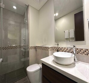 Apartment | Badezimmer | Hausschuhe, Bidet, Handtücher, Toilettenpapier