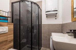 Apartment Bako 2 | Fürdőszoba | Zuhanyzó és törölközők