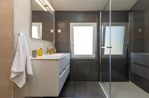 Combined shower/tub, towels - Diminici Villas (Rasa)