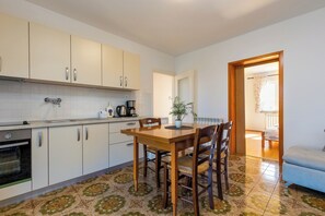 Apartment Lindi A2 | Private kitchen | Full-sized fridge, stovetop, cookware/dishes/utensils, dining tables