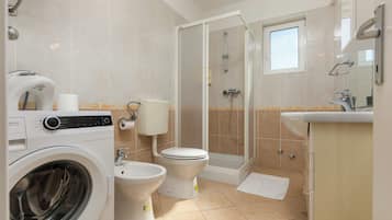 Apartment Lindi A2 | Badezimmer | Dusche, Handtücher