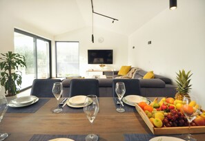 Villa, 4 Bedrooms | Dining room