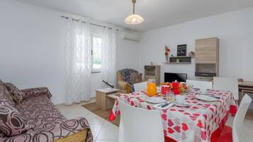 House, 5 Bedrooms | Dining room