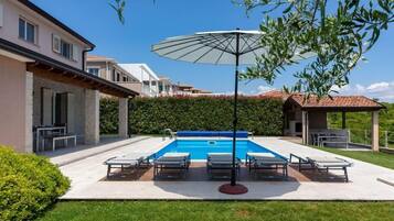 Piscina externa sazonal