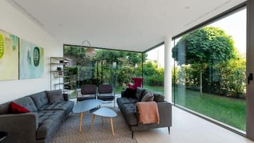 Villa, 6 Bedrooms | Living area