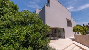 A modern building with a flat roof and large windows. - Villa Rm (Rovinj)