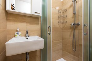 Studio | Badkamer | Een douche, handdoeken