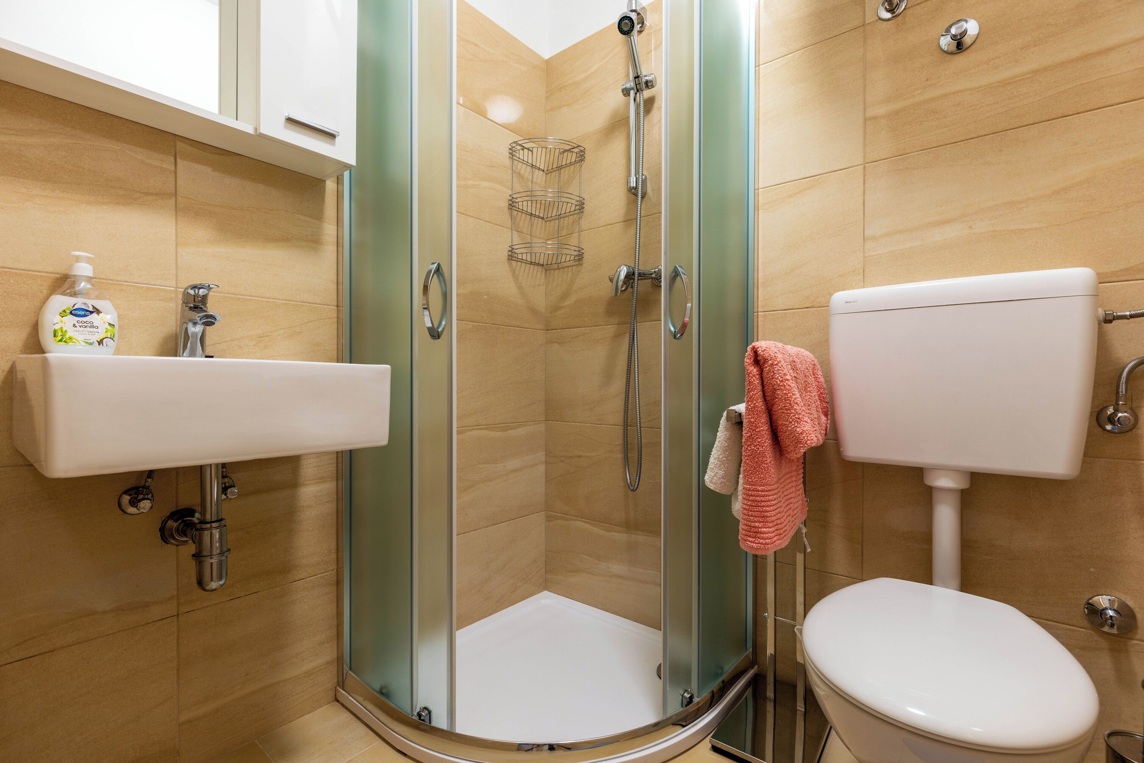 Studio A2 | Badezimmer | Dusche, Handtücher