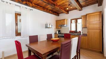 Villa, 4 Bedrooms | Dining room