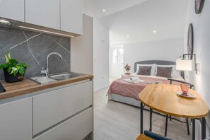 Frigobar, microondas, placa de cocina, utensilios de cocina