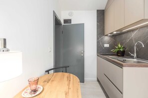 Studio A2 | Private kitchen | Mini-fridge, microwave, stovetop, cookware/dishes/utensils - Old Town Studio (Rovinj)
