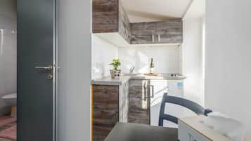Studio A1 | Private kitchen | Mini-fridge, microwave, stovetop, cookware/dishes/utensils