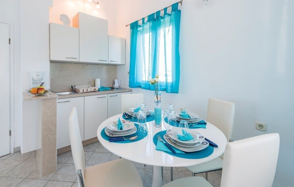 Villa, 4 Bedroom - Sleep 7 | Cozinha privada | Geladeira grande, cooktop, lava-louças, chaleira elétrica