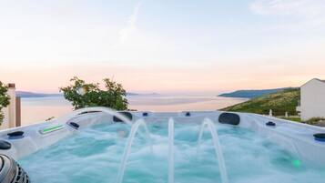 En säsongsöppen utomhuspool