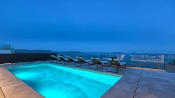 En säsongsöppen utomhuspool