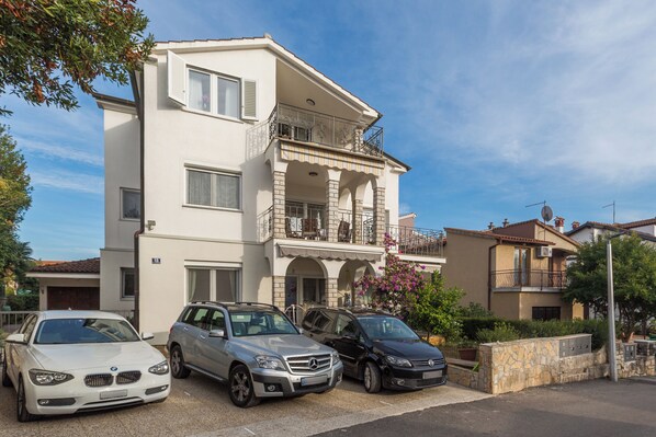 A multi-story residential building with a balcony on the second floor. - Apartment Elegant (Rovinj)