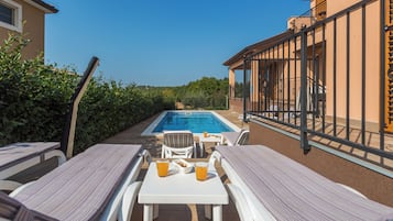 季节性开放的室外游泳池