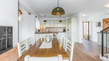 Vila, 4 quartos | Sala de jantar