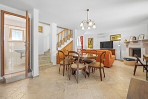 Villa, 5 Bedrooms | Dining room