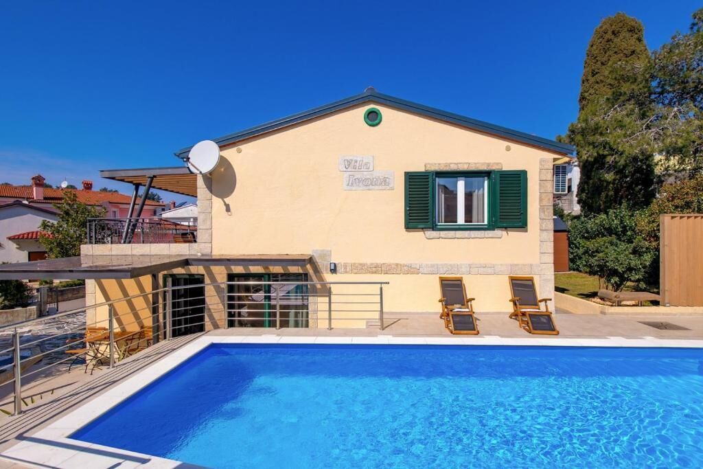 Una piscina al aire libre de temporada