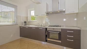 3 bedroom apartment Doris 2 | Cucina privata | Frigorifero con congelatore, microonde, piano cottura