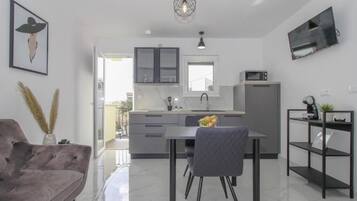 1 bedroom studio apartment Doris 1 | Eget kjøkken | Kjøleskap, mikrobølgeovn, kokeplater og kaffetrakter/tekoker