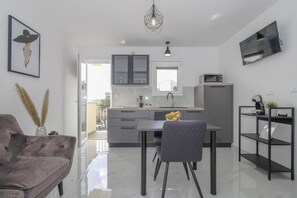 1 bedroom studio apartment Doris 1 | 전용 주방 | 대용량 냉장고, 전자레인지, 쿡탑, 커피/티 메이커
