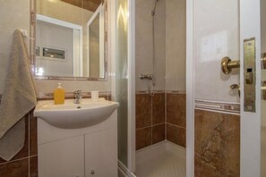 3 bedroom apartment Doris 2 | Bathroom | Hair dryer, towels, soap, toilet paper