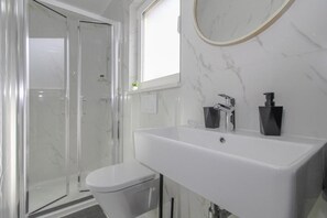 1 bedroom studio apartment Doris 1 | Bathroom | Hair dryer, towels, soap, toilet paper
