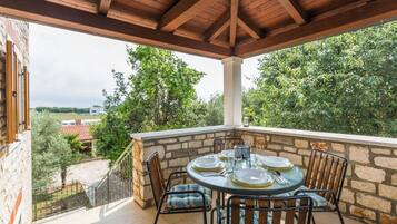 House, 4 Bedrooms | Terrace/patio