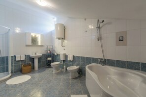 Hús - 4 svefnherbergi | Baðherbergi | Aðskilið baðker/sturta, handklæði