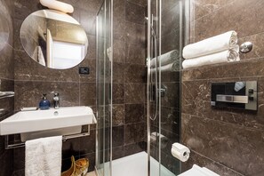 Studio | Bathroom | Shower, towels - Natasha's Beachfront (Rovinj)