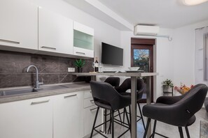 Full-size fridge, microwave, oven, stovetop - Apartment Isola (Rovinj)