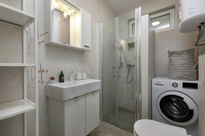 Appartement, 2 chambres | Salle de bain | Séchoir à cheveux, serviettes fournies